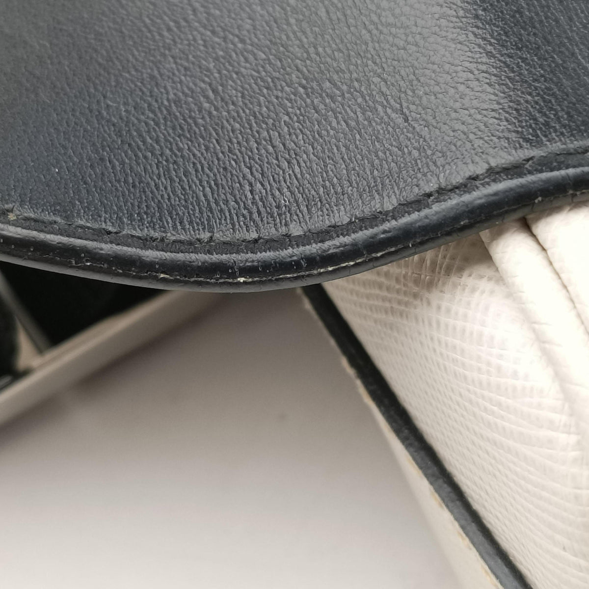 Triangle Logo White Saffiano Leather 2VL012 56 8トライアングル ロゴ ホワイト サフィアーノレザー 2VL012 56 8