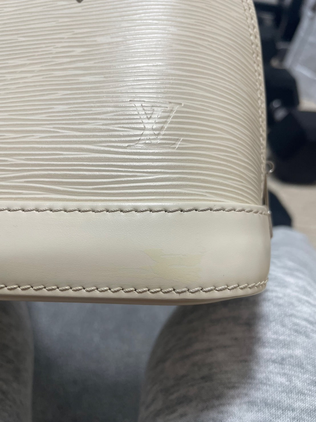 ルイヴィトンLouis VuittonアルマBB イヴォワール エピ M11381 MI2154