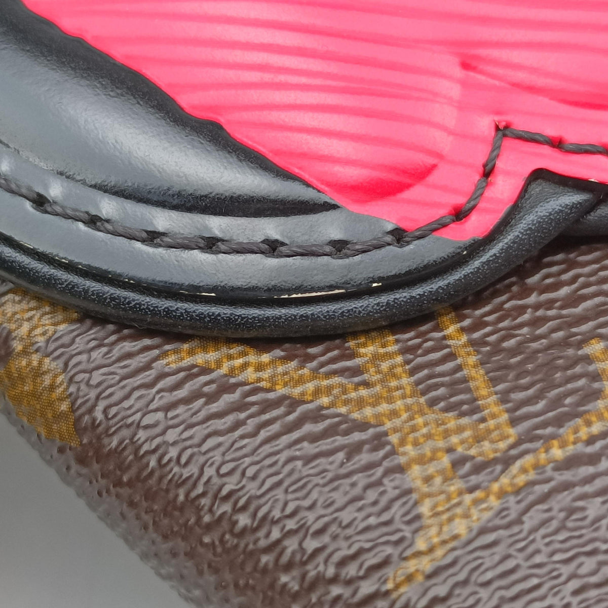 Pochette Kabuki Mask Red × Brown Monogram Canvas × Epi Leather M43527 DU3177 IC Chipポシェット カブキ マスク カブキマスクプリント / レッド × ブラウン モノグラムキャンバス × エピレザー M43527 DU3177 ICチップ