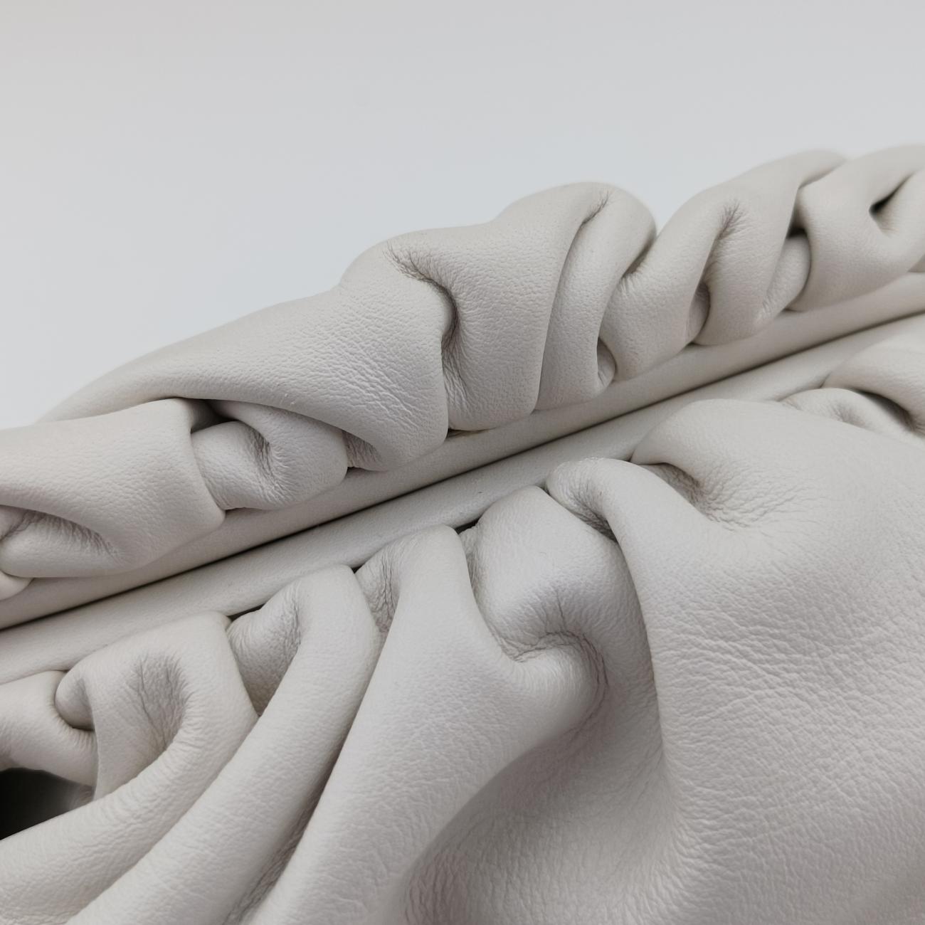THE Chain Pouch White lambskin  P01462599Pザ チェーンポーチ ホワイト ラムスキン  P01462599P
