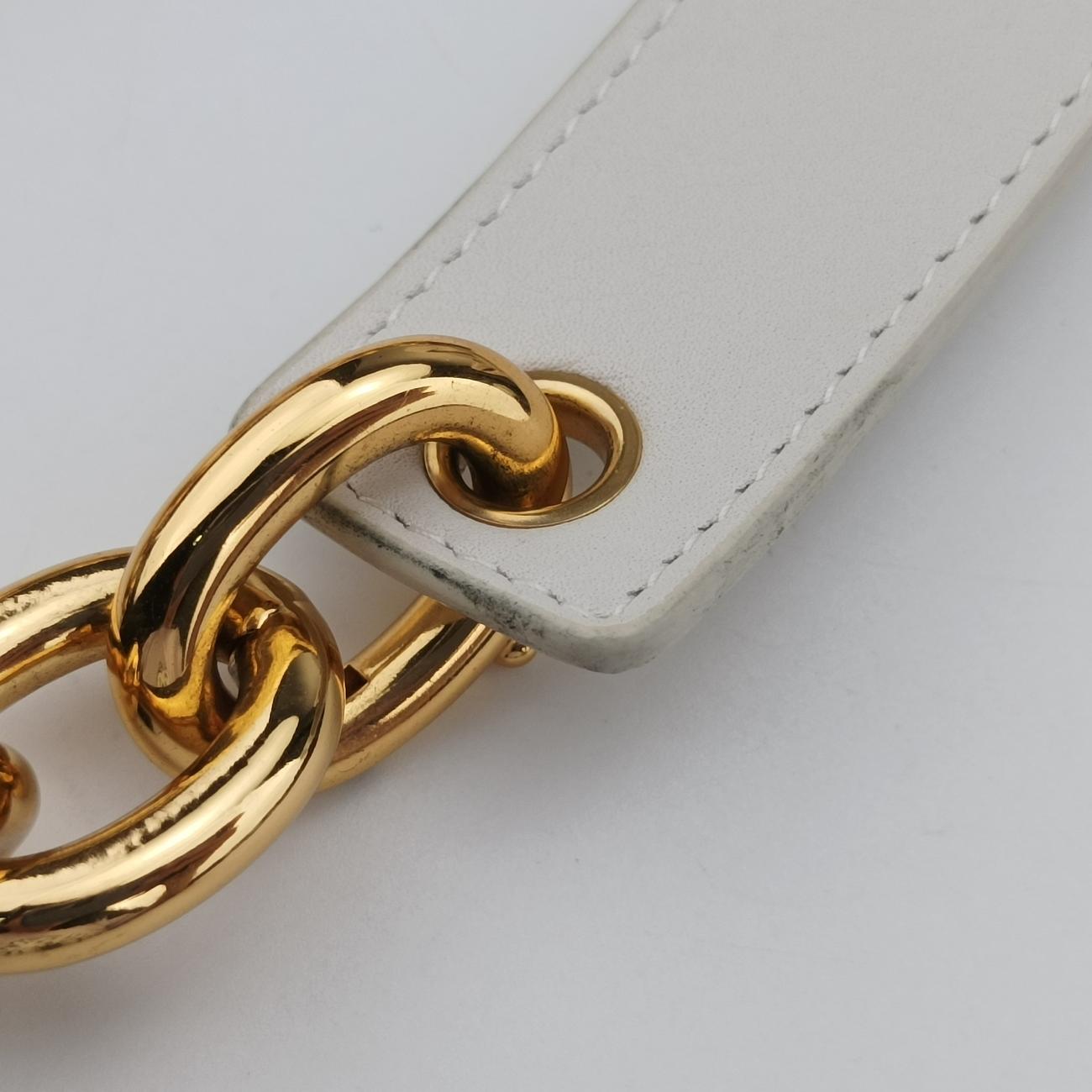 THE Chain Pouch White lambskin  P01462599Pザ チェーンポーチ ホワイト ラムスキン  P01462599P