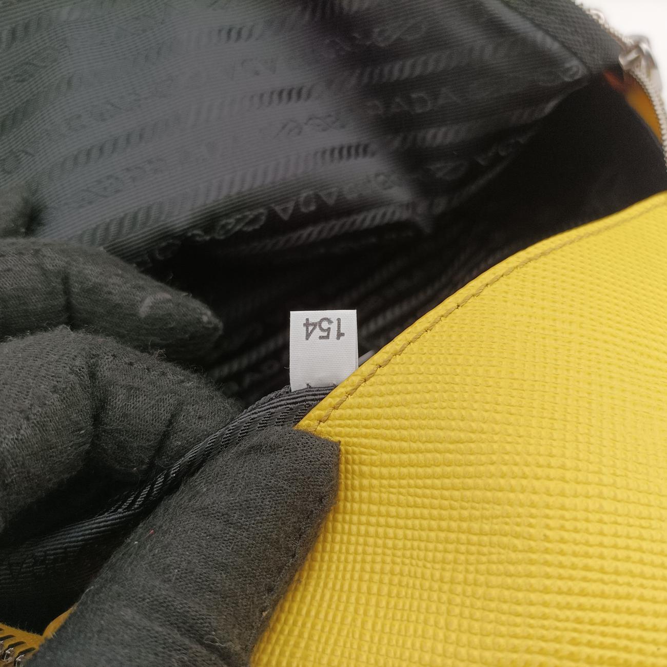 triangle logo plateYellowSAFFIANO Leather2VL039154トライアングルロゴ 三角プレートイエローサフィアーノレザー2VL039154