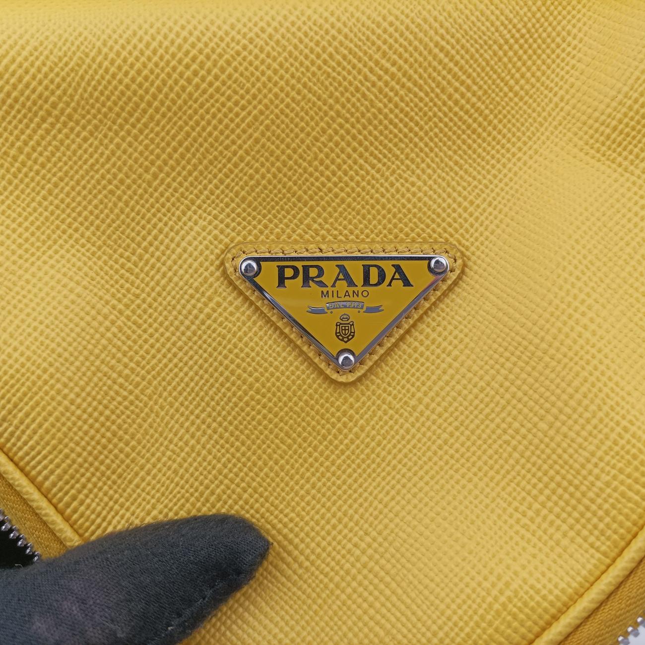 triangle logo plateYellowSAFFIANO Leather2VL039154トライアングルロゴ 三角プレートイエローサフィアーノレザー2VL039154