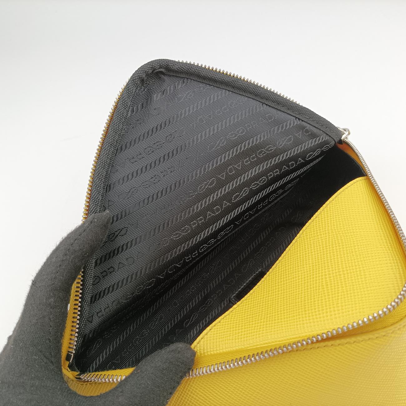 triangle logo plateYellowSAFFIANO Leather2VL039154トライアングルロゴ 三角プレートイエローサフィアーノレザー2VL039154