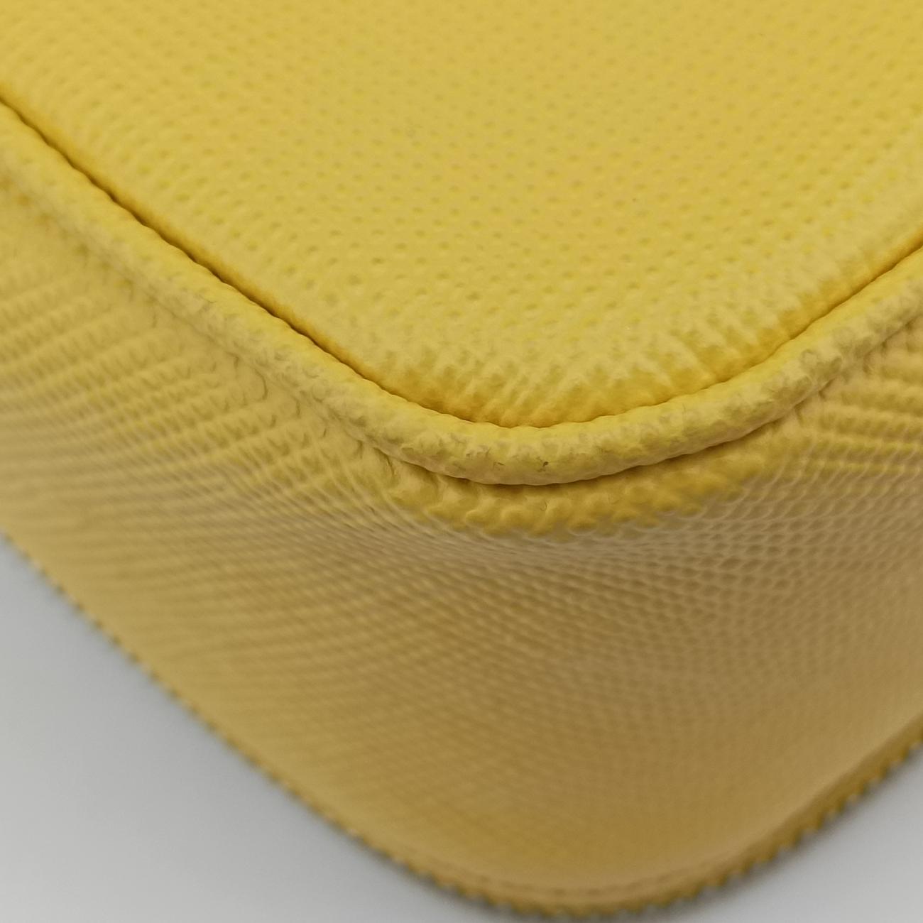 triangle logo plateYellowSAFFIANO Leather2VL039154トライアングルロゴ 三角プレートイエローサフィアーノレザー2VL039154
