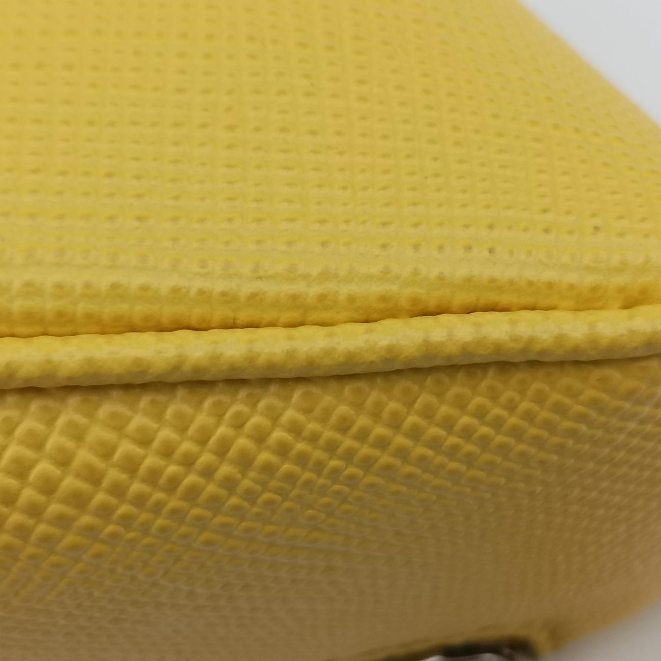 triangle logo plateYellowSAFFIANO Leather2VL039154トライアングルロゴ 三角プレートイエローサフィアーノレザー2VL039154