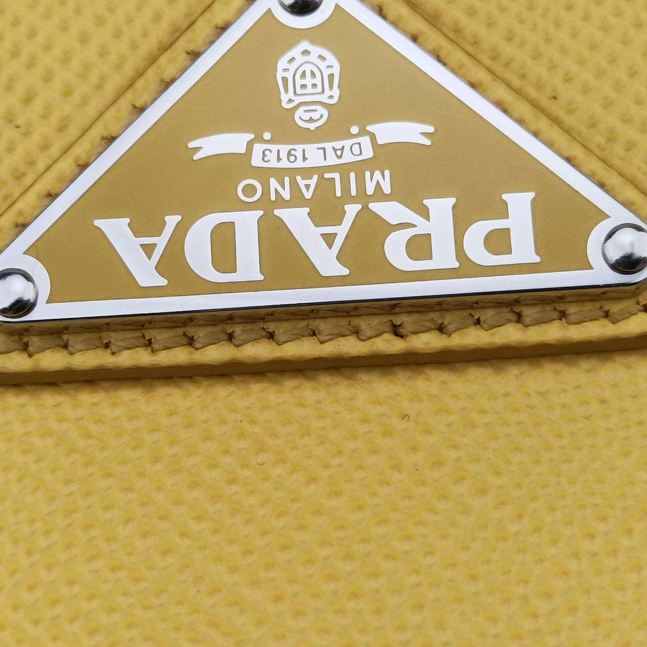 triangle logo plateYellowSAFFIANO Leather2VL039154トライアングルロゴ 三角プレートイエローサフィアーノレザー2VL039154