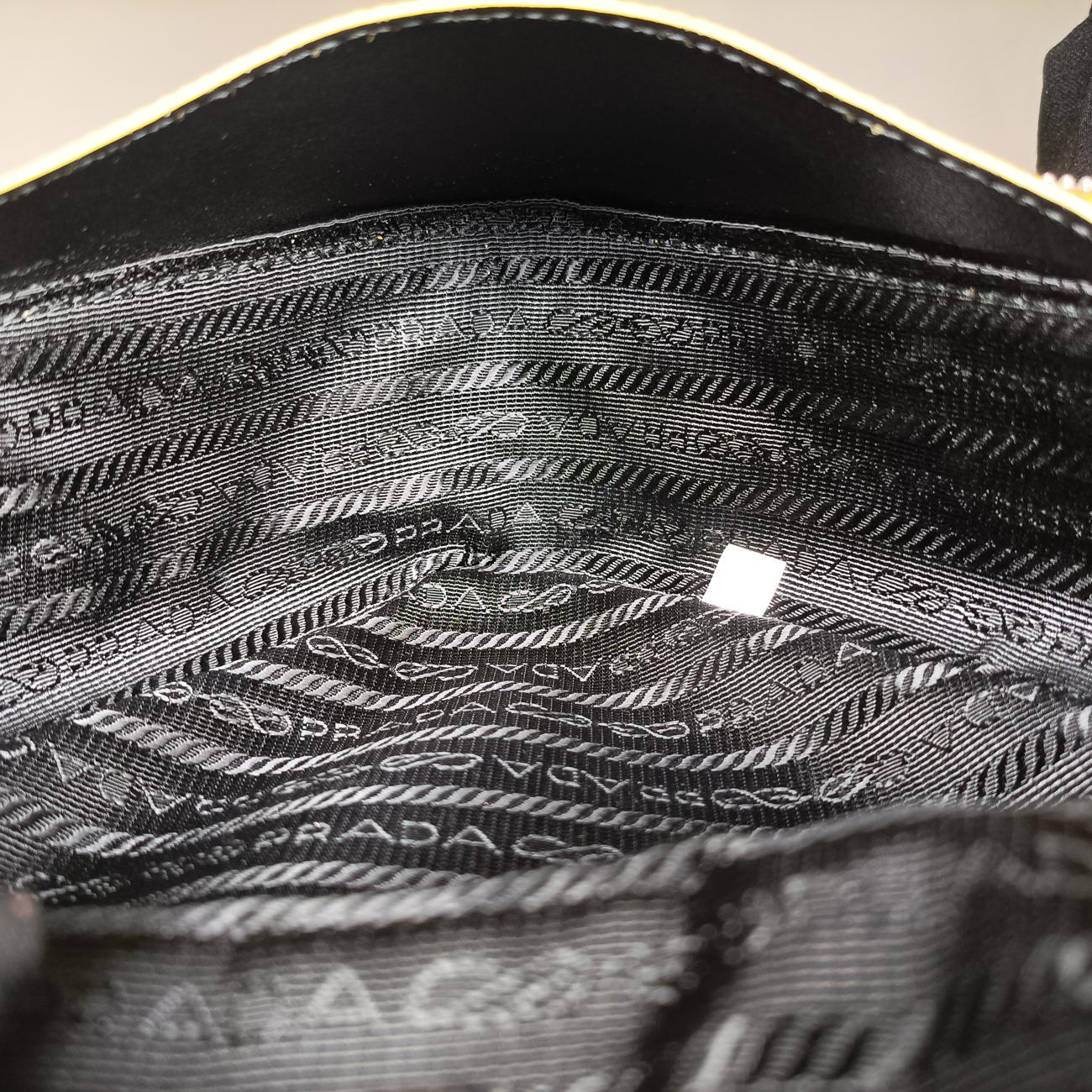 triangle logo plateYellowSAFFIANO Leather2VL039154トライアングルロゴ 三角プレートイエローサフィアーノレザー2VL039154