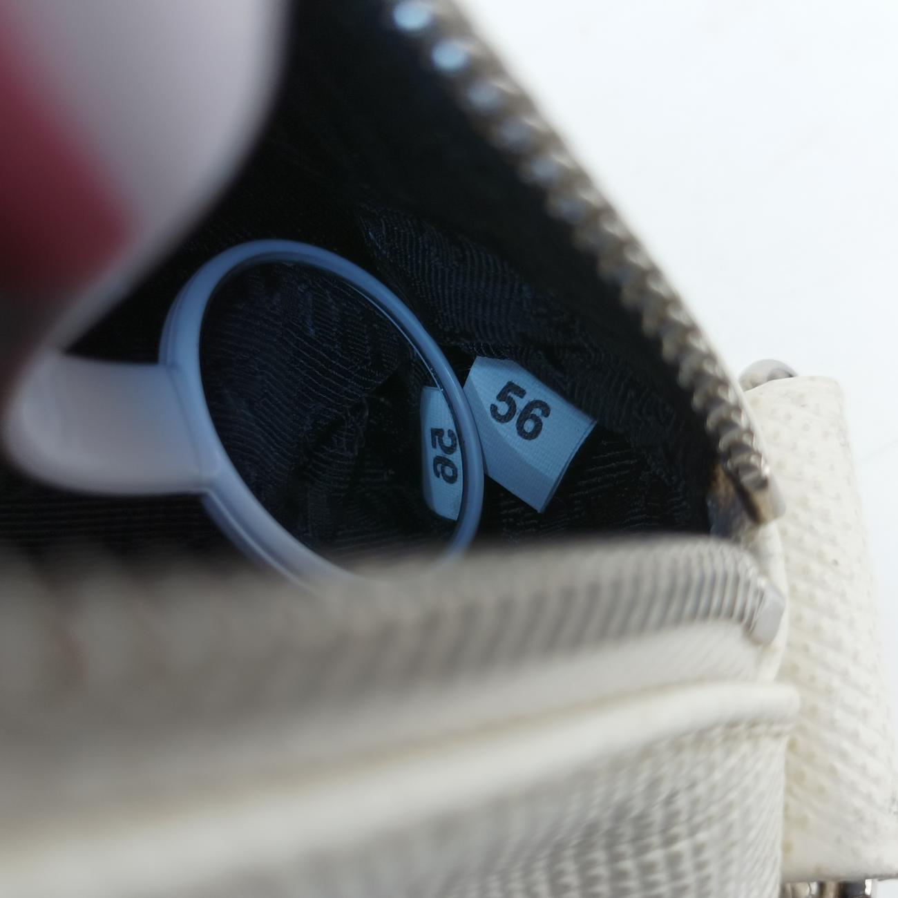 Triangle Logo PlateWhiteSAFFIANO Leather56 5トライアングル ロゴ プレートホワイトサフィアーノレザー56 5