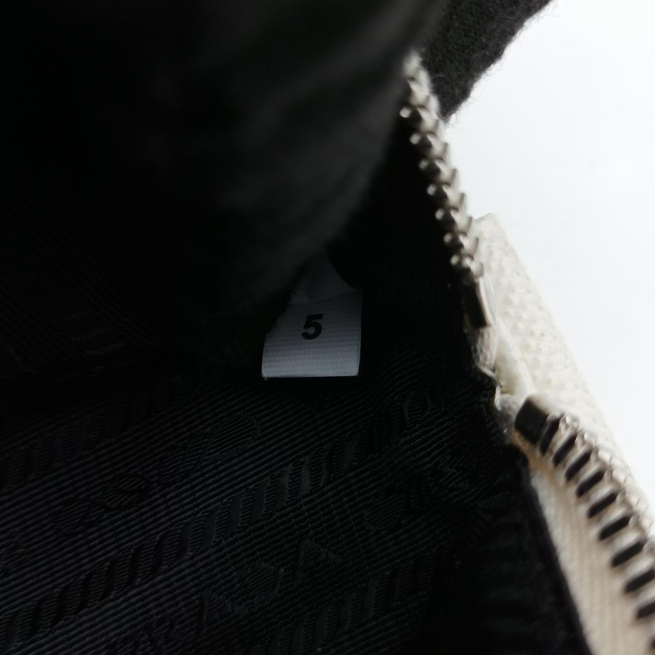 Triangle Logo PlateWhiteSAFFIANO Leather56 5トライアングル ロゴ プレートホワイトサフィアーノレザー56 5