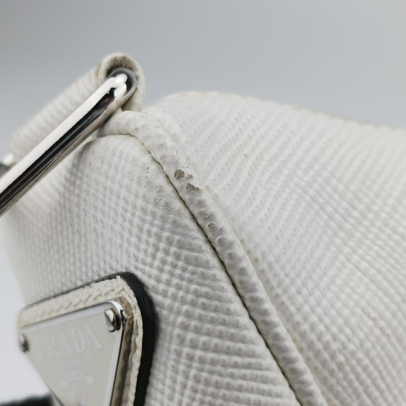 Triangle Logo PlateWhiteSAFFIANO Leather56 5トライアングル ロゴ プレートホワイトサフィアーノレザー56 5