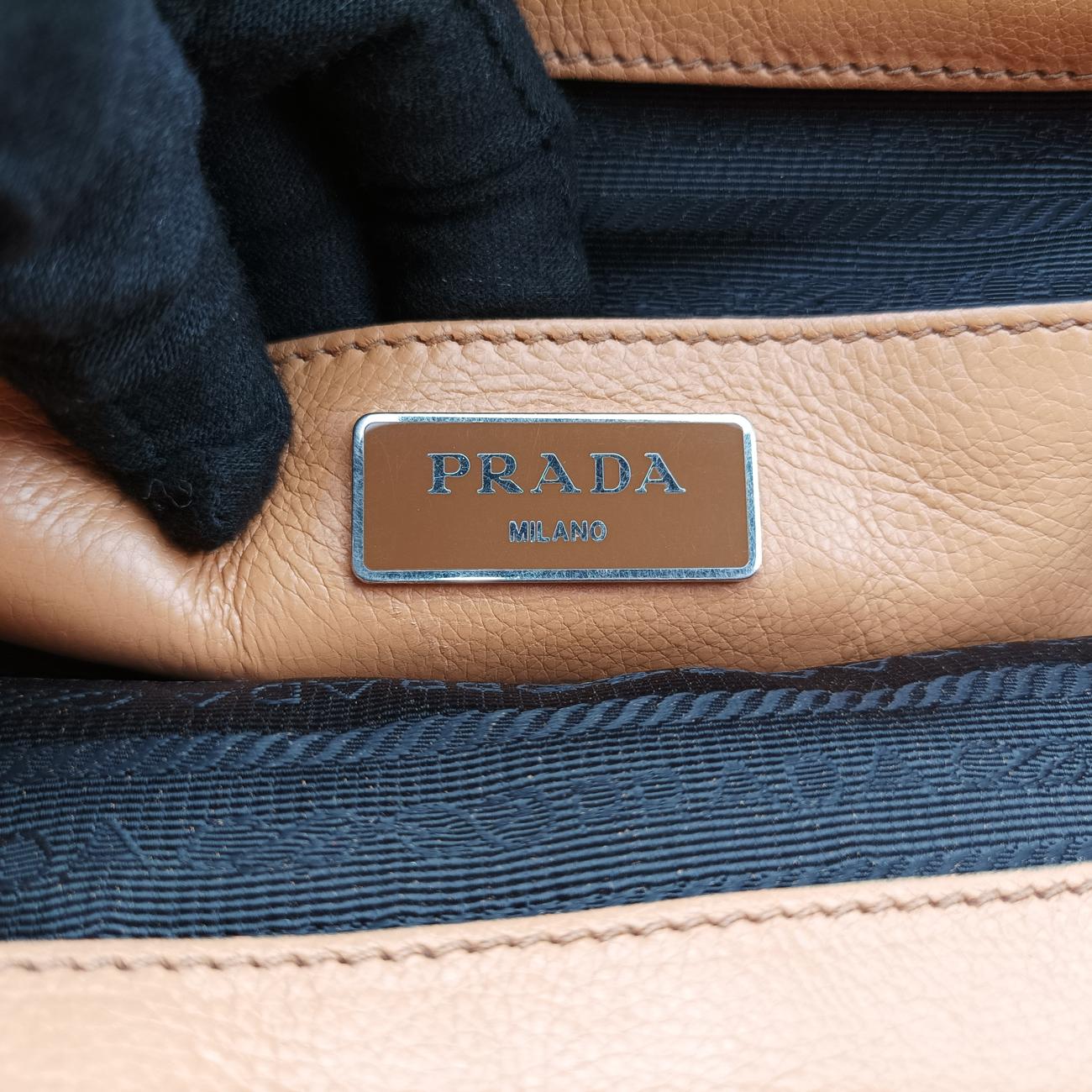Twin Pocket Double Zip ToteCamelleatherBN2619239 GツインポケットダブルジップトートキャメルレザーBN2619239 G