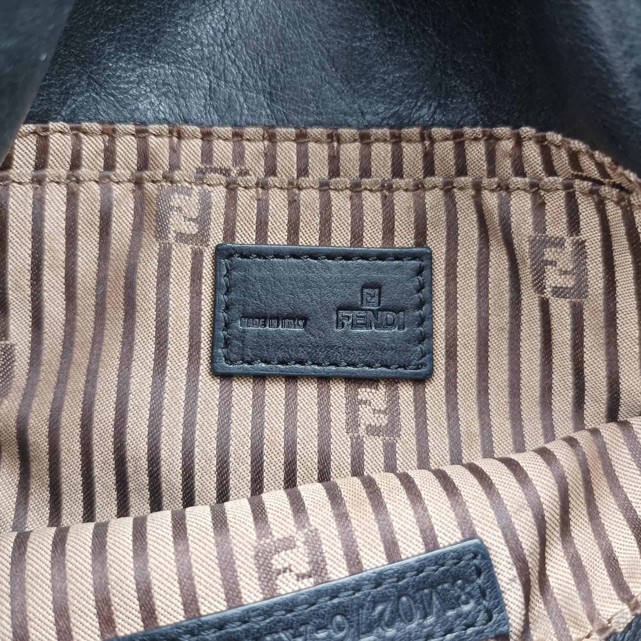 Fendista PochetteBlackLeather8M02768M0276-ANG-128-2566フェンディスタ ポシェットブラックレザー8M02768M0276-ANG-128-2566