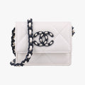 CHANEL 19 Flap Coin PurseWhitelambskinAP240931645076マトラッセ シャネル 19 フラップ コインパースホワイトラムスキンAP240931645076