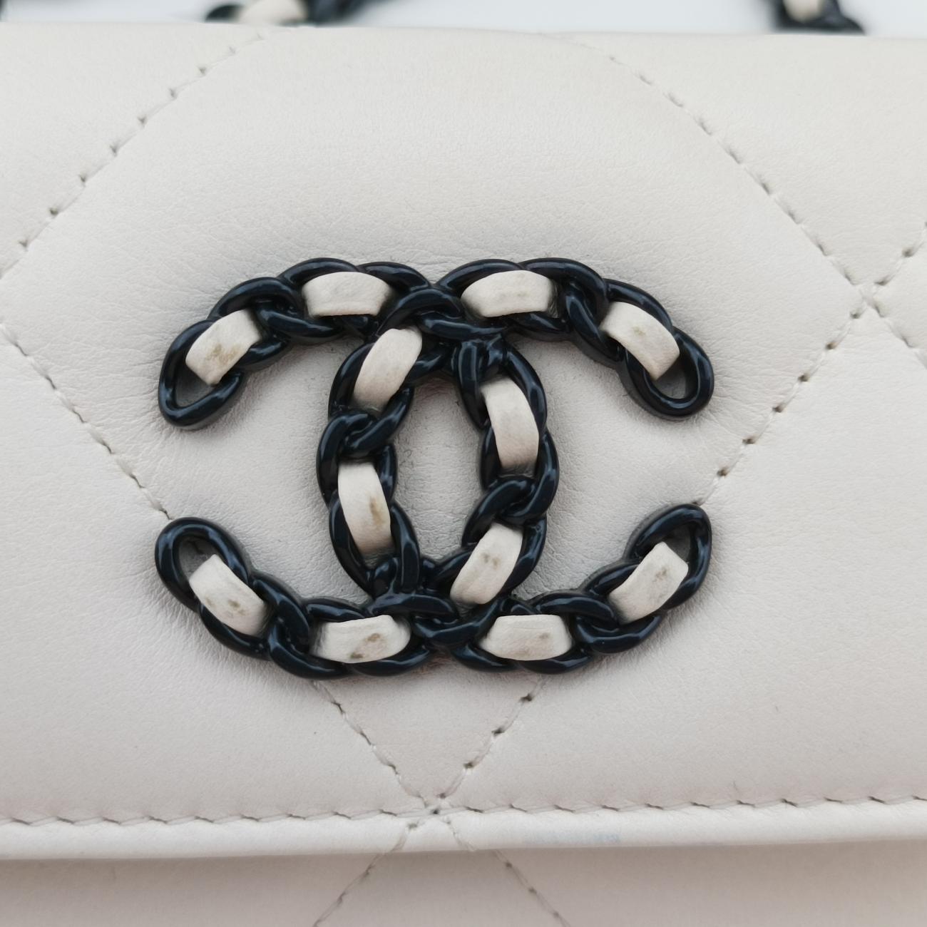 CHANEL 19 Flap Coin PurseWhitelambskinAP240931645076マトラッセ シャネル 19 フラップ コインパースホワイトラムスキンAP240931645076