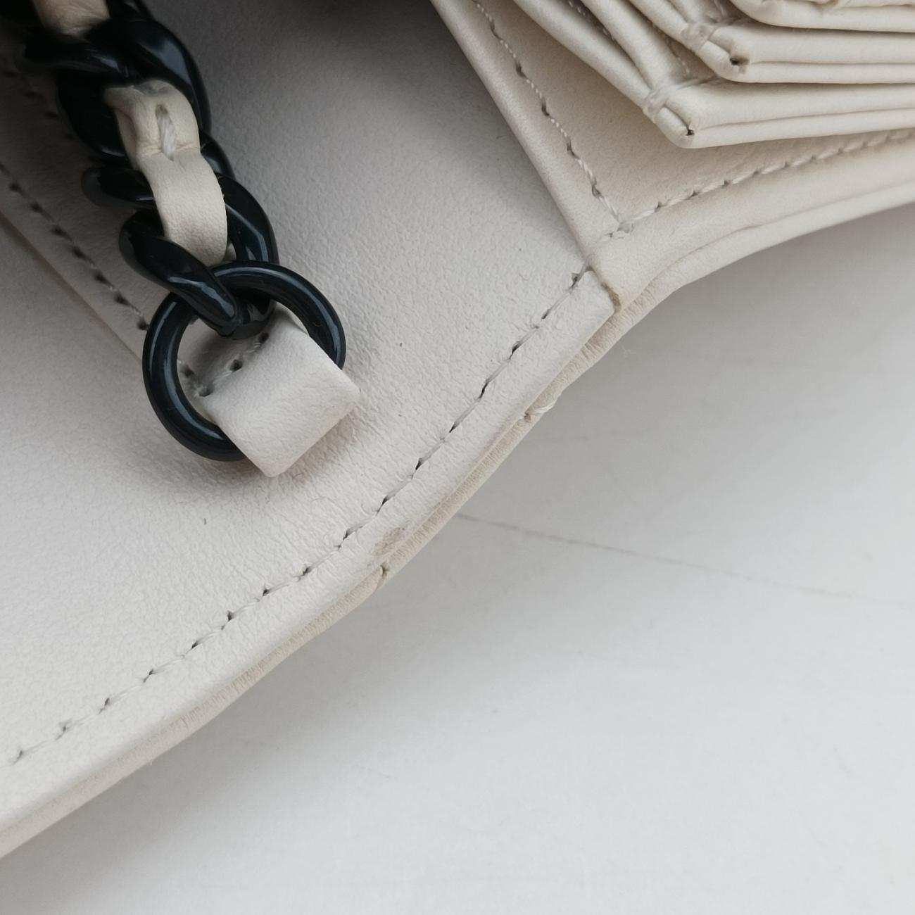 CHANEL 19 Flap Coin PurseWhitelambskinAP240931645076マトラッセ シャネル 19 フラップ コインパースホワイトラムスキンAP240931645076