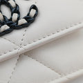 CHANEL 19 Flap Coin PurseWhitelambskinAP240931645076マトラッセ シャネル 19 フラップ コインパースホワイトラムスキンAP240931645076