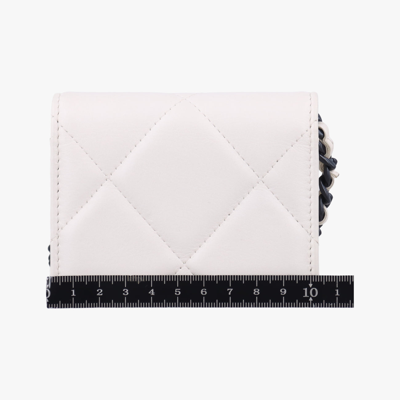 CHANEL 19 Flap Coin PurseWhitelambskinAP240931645076マトラッセ シャネル 19 フラップ コインパースホワイトラムスキンAP240931645076