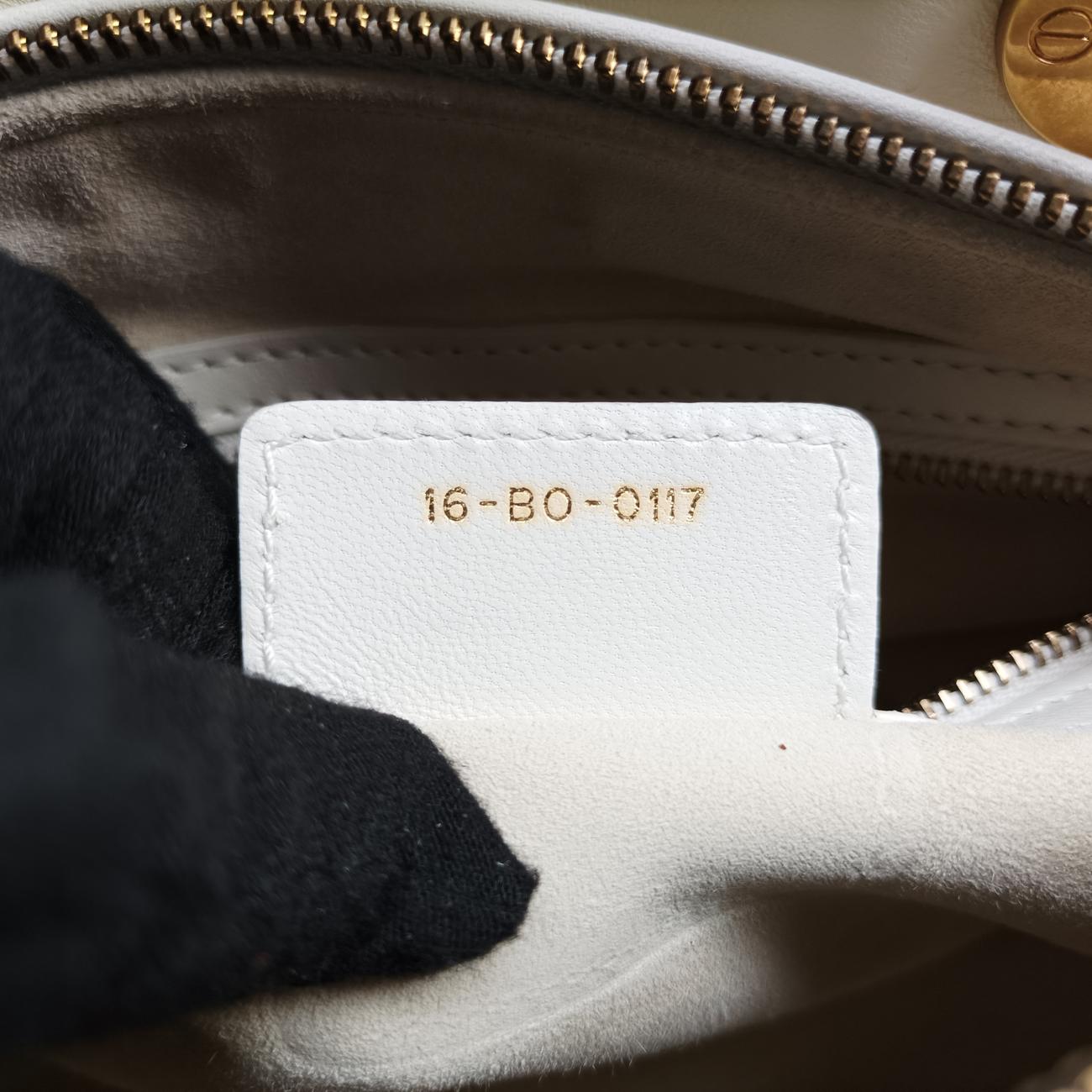 Lady DiorWhitelambskin16-BO-0117レディディオールホワイトラムスキン16-BO-0117