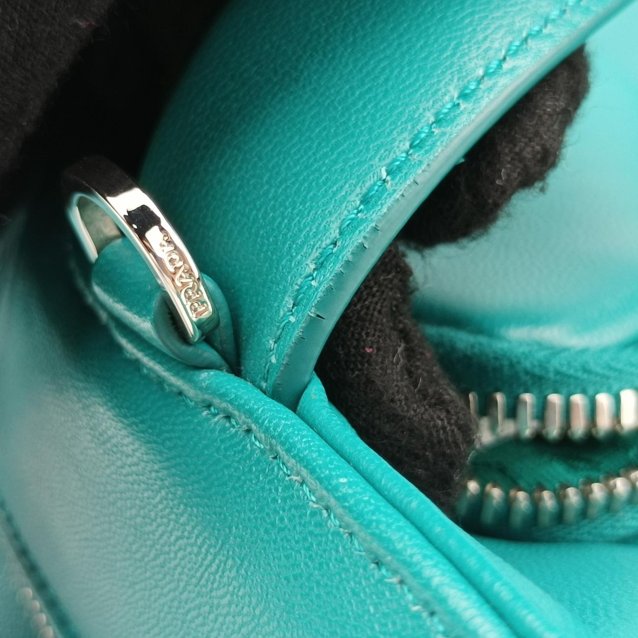 Turquoise Mini ToteGreenlambskin1BG41831/Vトライアングルロゴグリーンラムスキン1BG41831/V