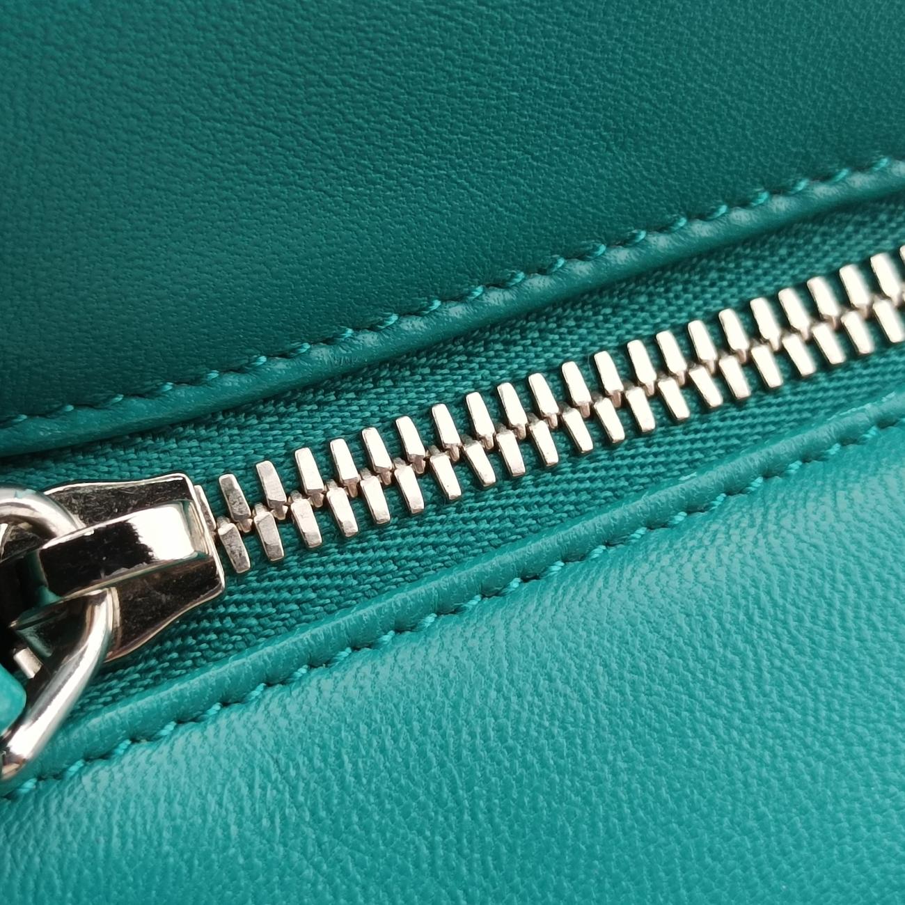 Turquoise Mini ToteGreenlambskin1BG41831/Vトライアングルロゴグリーンラムスキン1BG41831/V