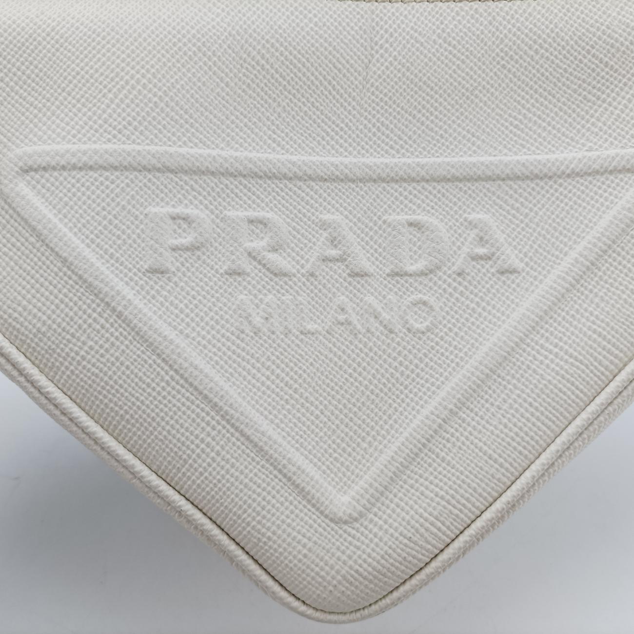Triangle Logo PlateWhiteSAFFIANO Leather56 5トライアングル ロゴ プレートホワイトサフィアーノレザー56 5