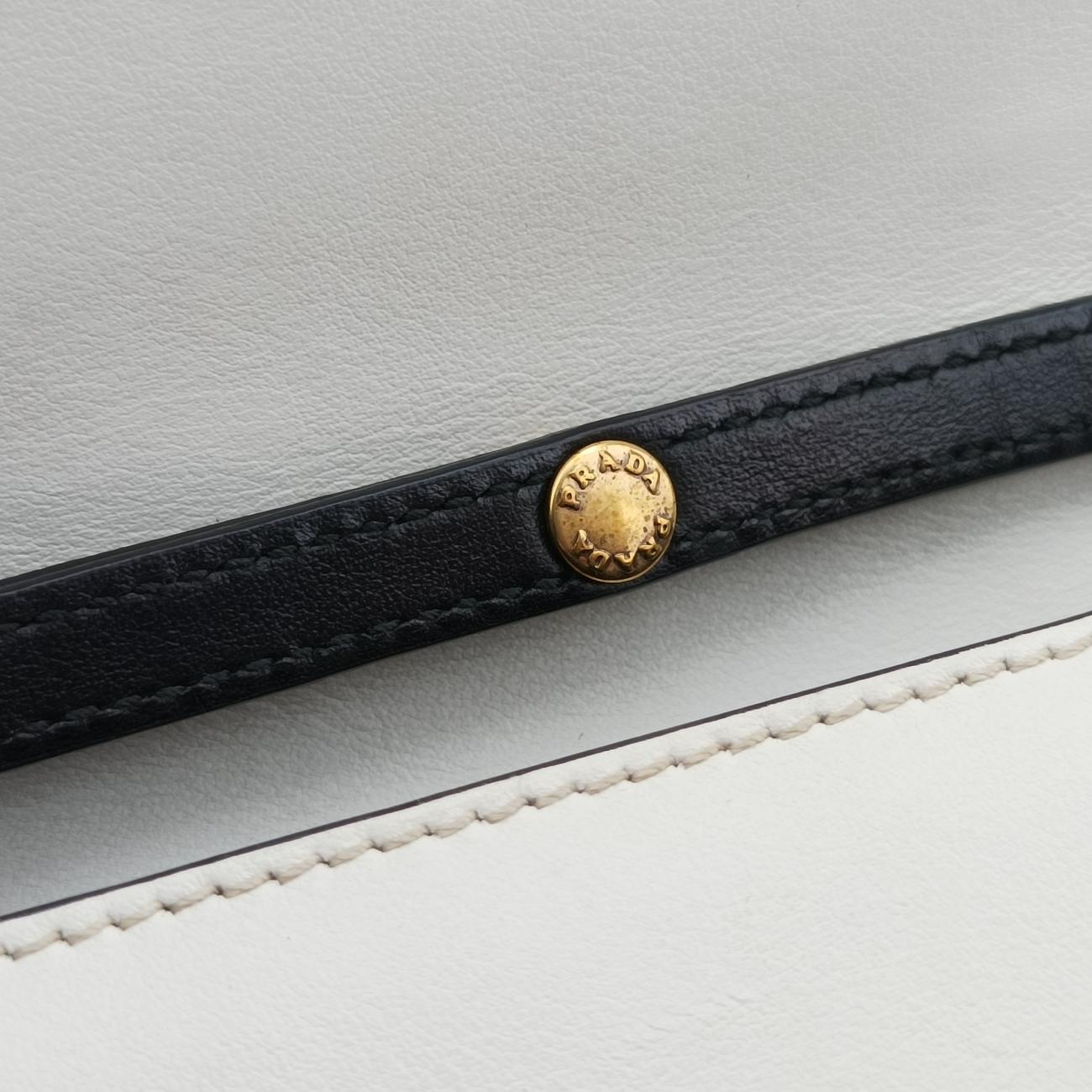 City Calf Astrology CahierWhite / BlackSaffiano leather×Leather25シティカーフ アストロロジー カイエホワイト／ブラックサフィアーノレザー×レザー25