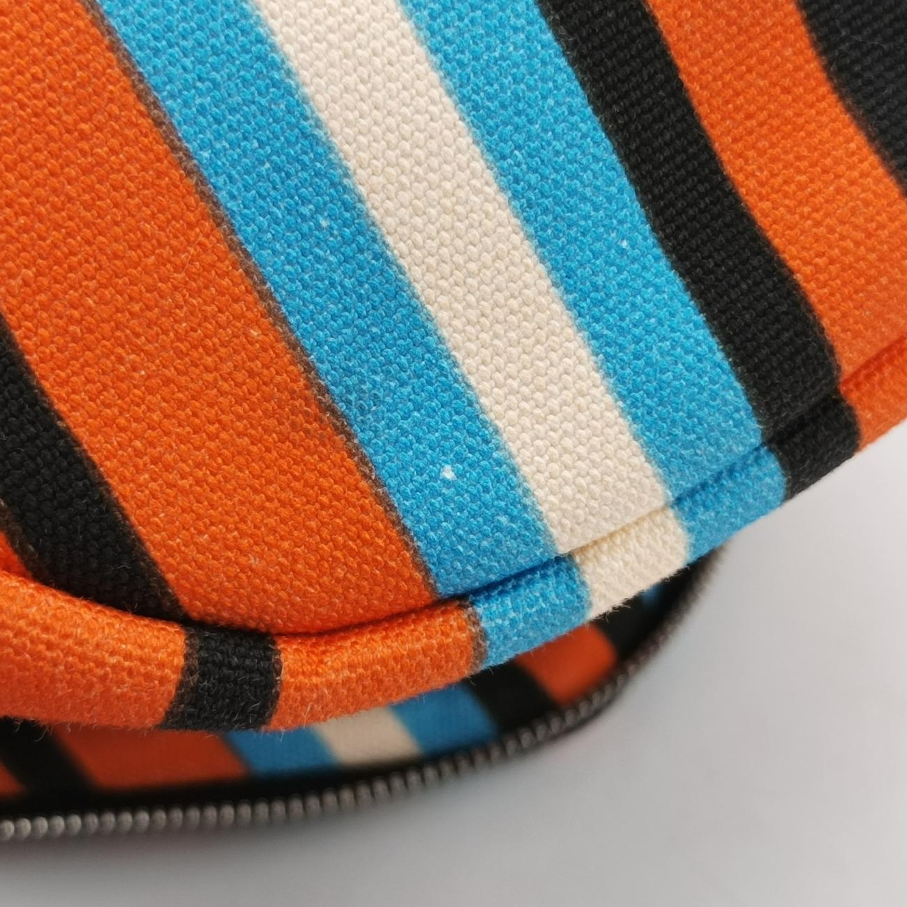 Pochette Triangle Logo StripeMulticolourCanvas2VH147トライアングルロゴ ストライプマルチカラーキャンバス2VH147