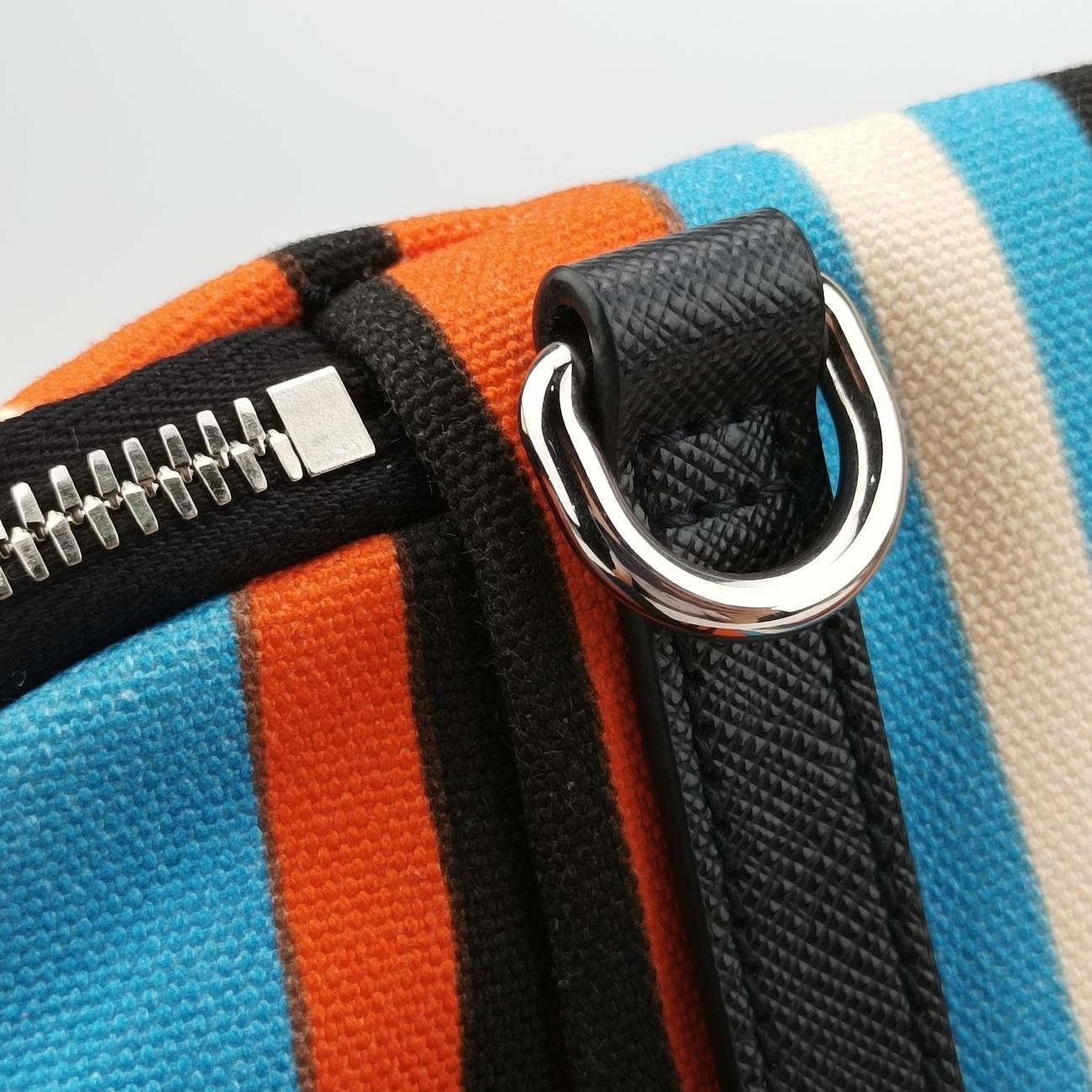 Pochette Triangle Logo StripeMulticolourCanvas2VH147トライアングルロゴ ストライプマルチカラーキャンバス2VH147
