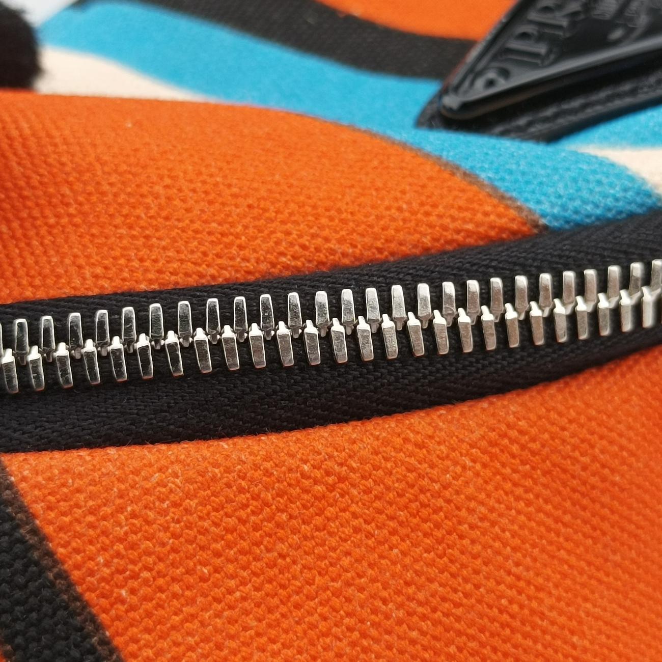 Pochette Triangle Logo StripeMulticolourCanvas2VH147トライアングルロゴ ストライプマルチカラーキャンバス2VH147