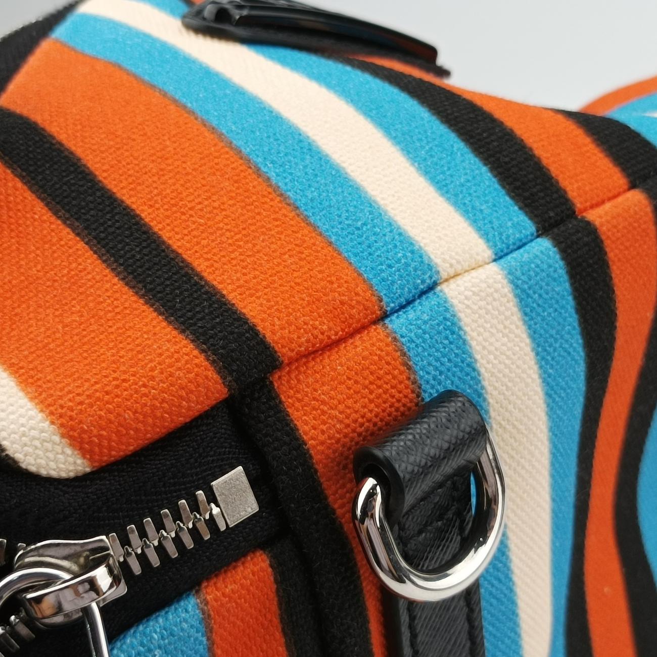 Pochette Triangle Logo StripeMulticolourCanvas2VH147トライアングルロゴ ストライプマルチカラーキャンバス2VH147