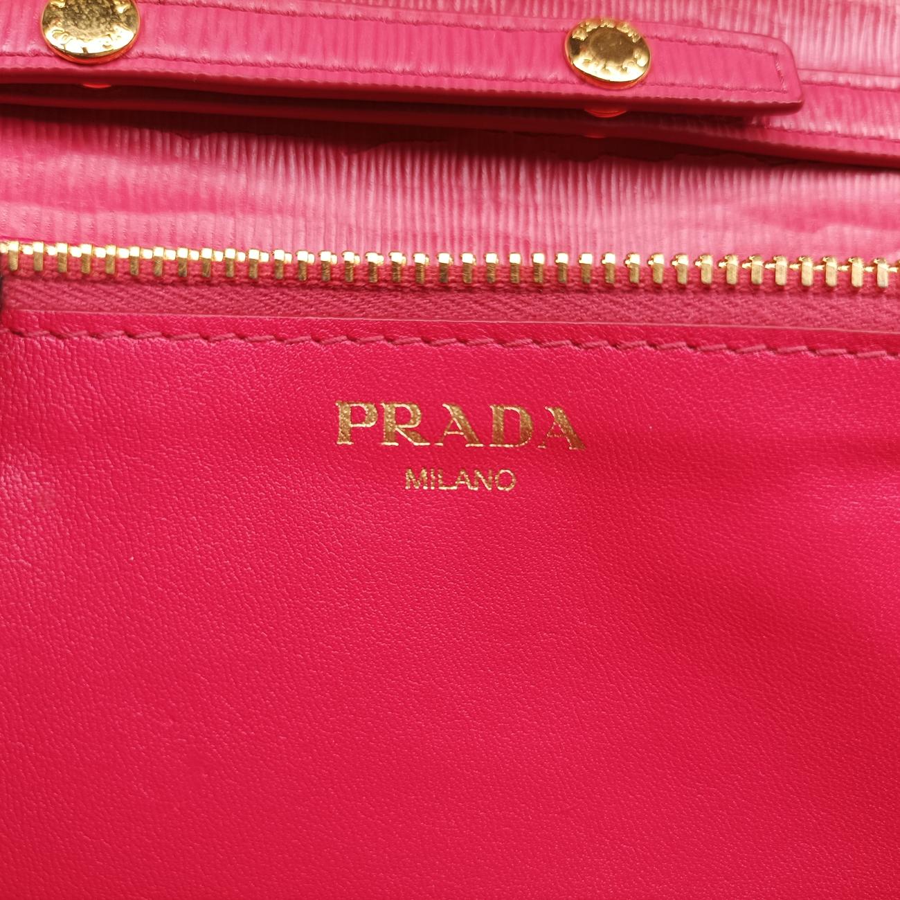 Metal Wallet on Chain Cornflower ClutchPinkSaffiano Leather1MT290165メタル ウォレット オン チェーン コーンフラワー クラッチピンクサフィアーノレザー1MT290165