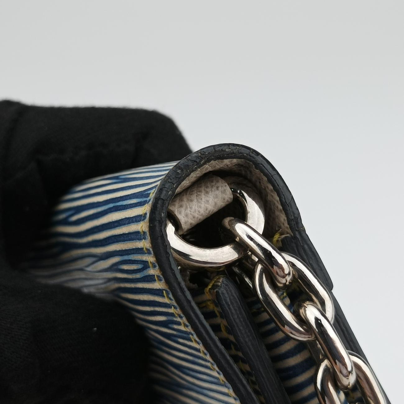 Portefeuille Twist Chain WalletBlueEpiM61036SP0155ポルトフォイユ ツイスト チェーンウォレットブルーエピM61036SP0155