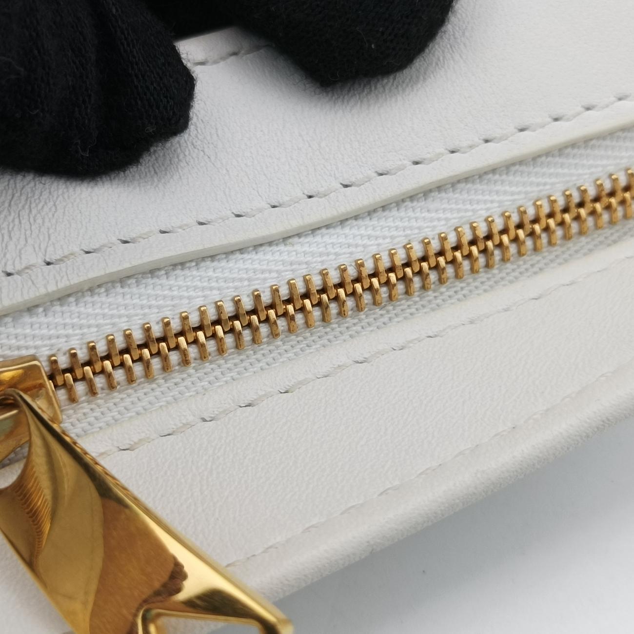 The TWISTWhitelambskinB09368762Xザ ツイストホワイトラムスキンB09368762X