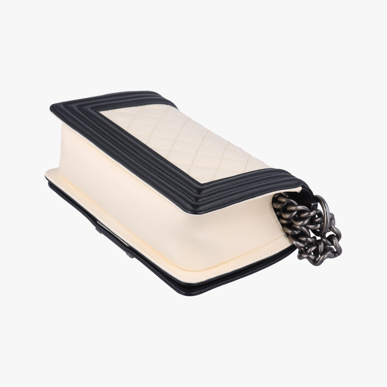 BOY CHANELWhite×BlackLambskinA6708518463703ボーイシャネルホワイト×ブラックラムスキンA6708518463703