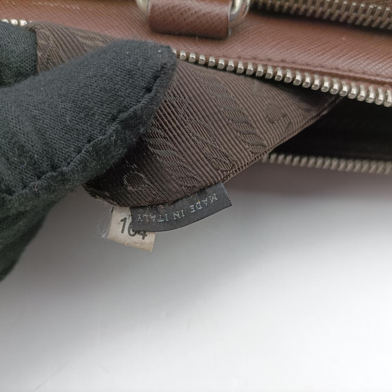 Triangle Logo PlateBrownSaffiano Leather178589164三角 ロゴ プレートブラウンサフィアーノレザー178589164