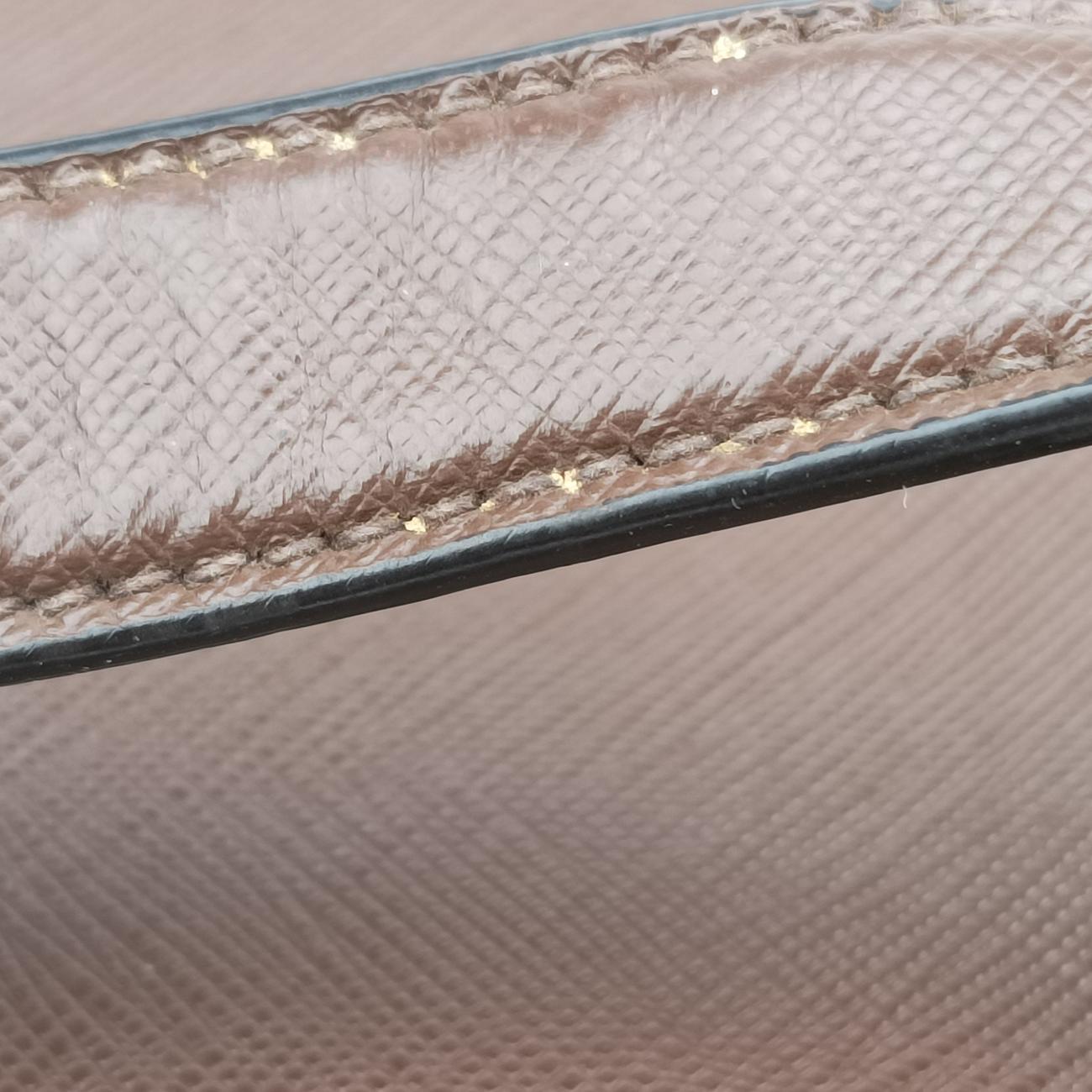 Triangle Logo PlateBrownSaffiano Leather178589164三角 ロゴ プレートブラウンサフィアーノレザー178589164