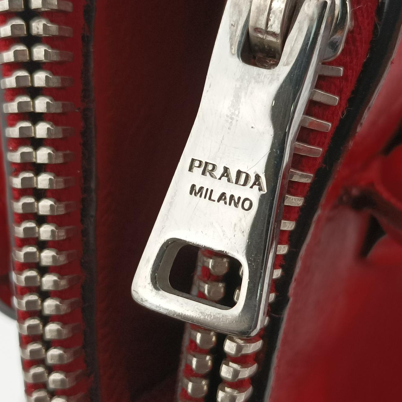 Twin Pocket Winged Tote Red Leather BN2619 12 113ツイン ポケット ウィング トート レッド レザー BN2619 12 113