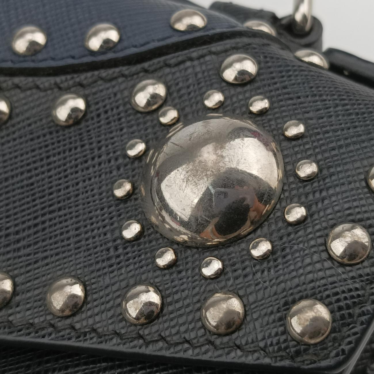 Studded CrossbodyBlack×NavySaffiano LeatherBT0970180スタッズクロスボディブラック×ネイビーサフィアーノレザーBT0970180