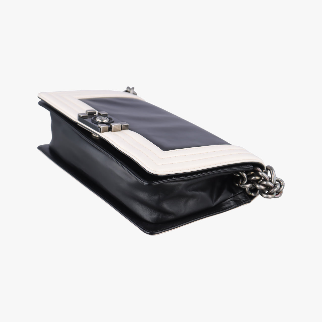 BOY CHANEL Black×white Leather A66713 15641012ボーイシャネル ブラック×ホワイト レザー A66713 15641012