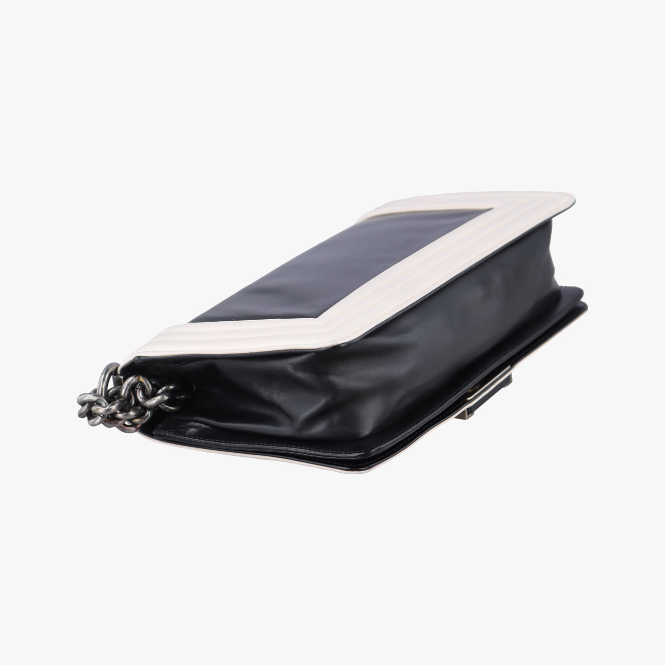 BOY CHANEL Black×white Leather A66713 15641012ボーイシャネル ブラック×ホワイト レザー A66713 15641012