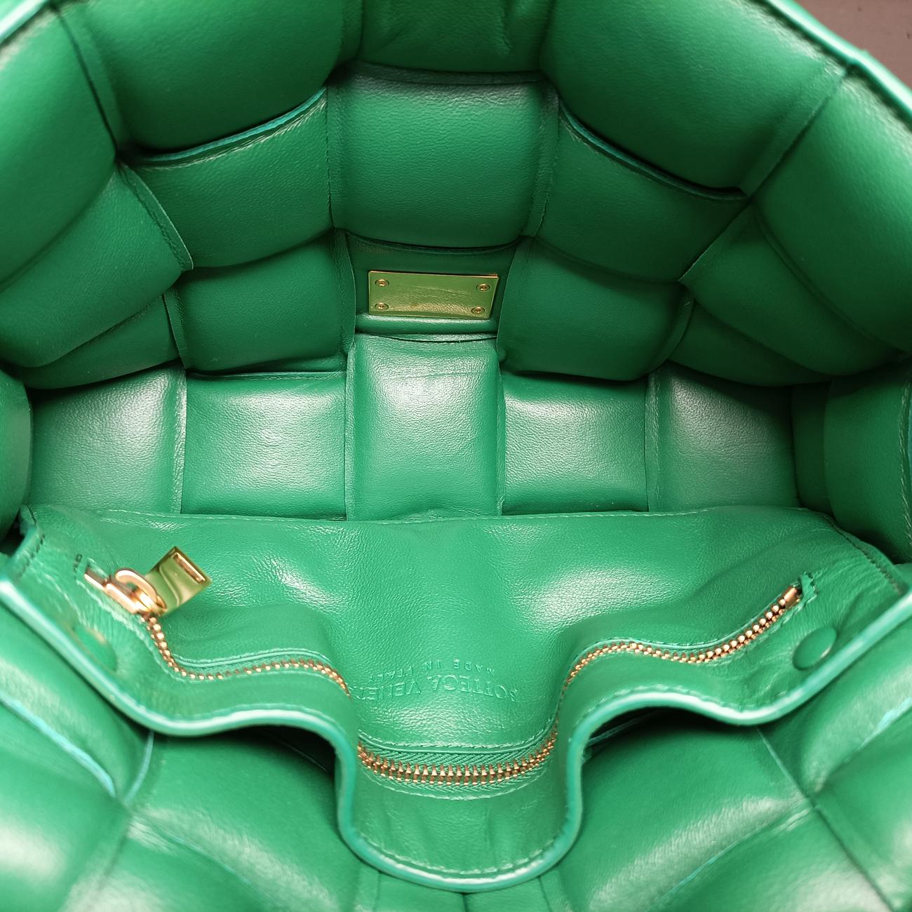 The Chain Cassette Green lambskin B09392158Tザ チェーン カセット グリーン ラムスキン B09392158T