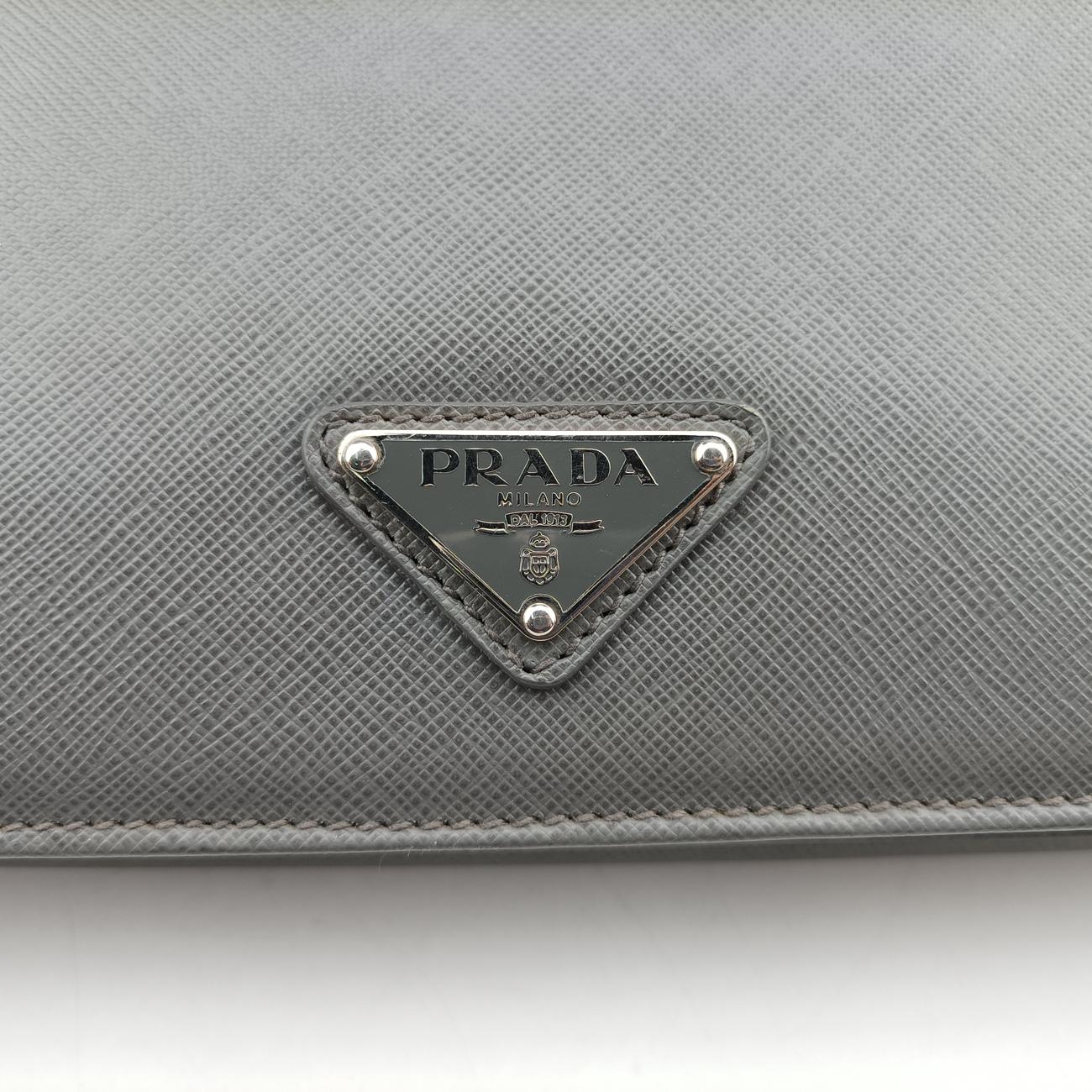 Triangle Logo Plate Grey Saffiano Leather 49三角 ロゴ プレート グレー サフィアーノレザー 49