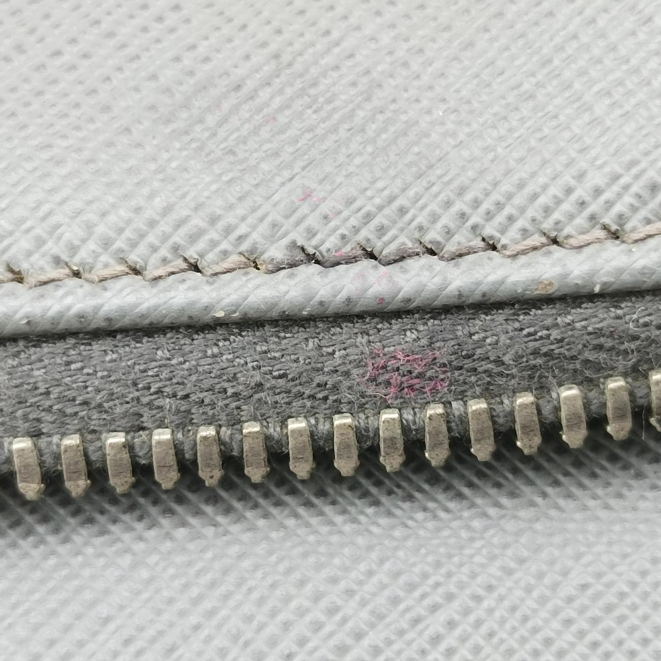 Triangle Logo Plate Grey Saffiano Leather 49三角 ロゴ プレート グレー サフィアーノレザー 49