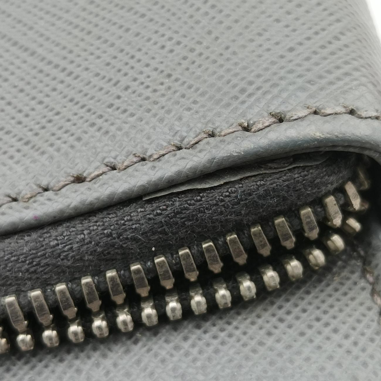 Triangle Logo Plate Grey Saffiano Leather 49三角 ロゴ プレート グレー サフィアーノレザー 49