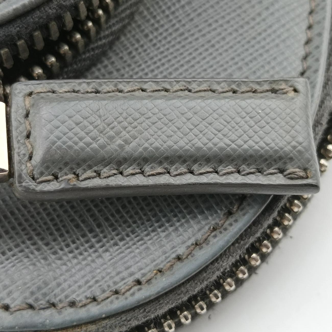 Triangle Logo Plate Grey Saffiano Leather 49三角 ロゴ プレート グレー サフィアーノレザー 49