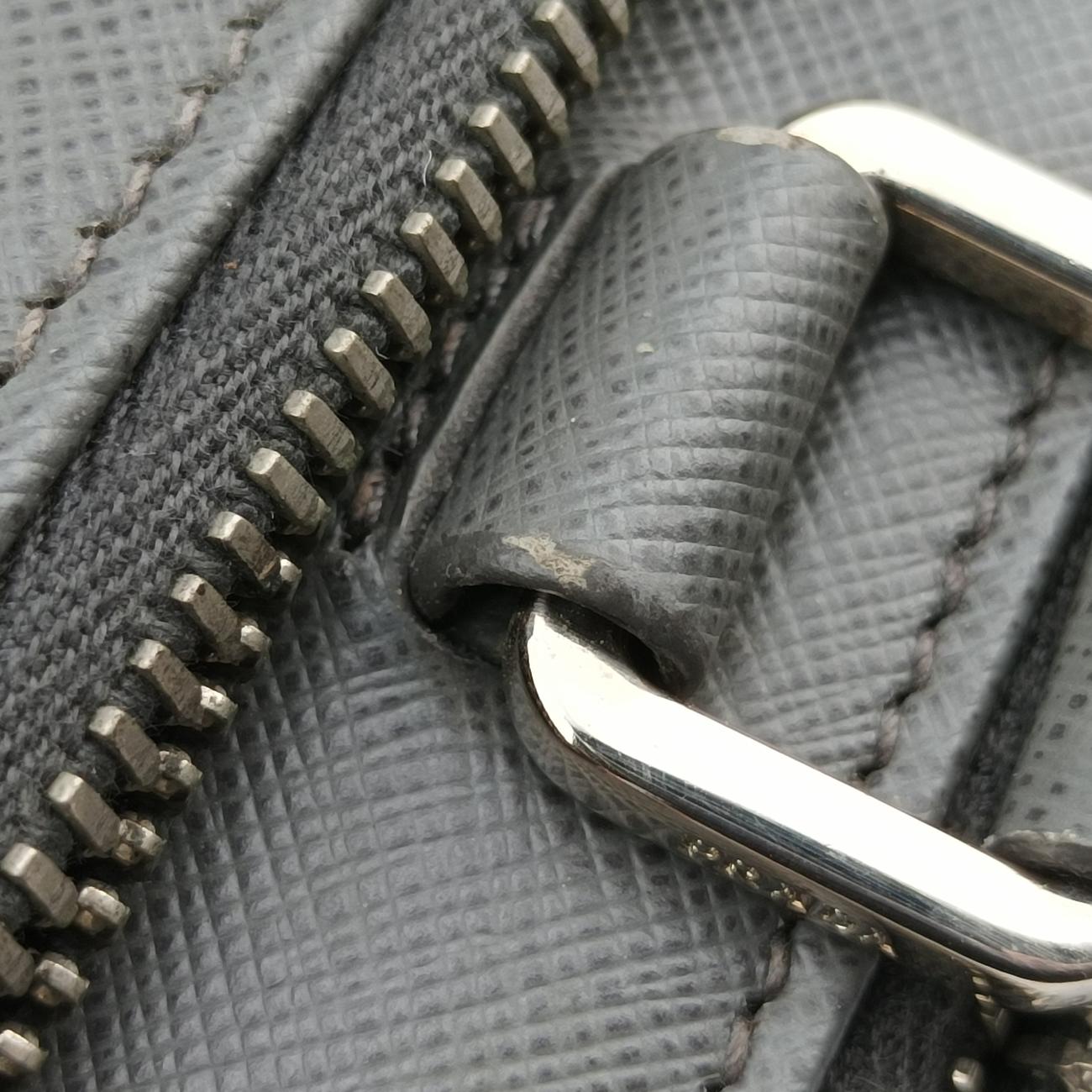 Triangle Logo Plate Grey Saffiano Leather 49三角 ロゴ プレート グレー サフィアーノレザー 49