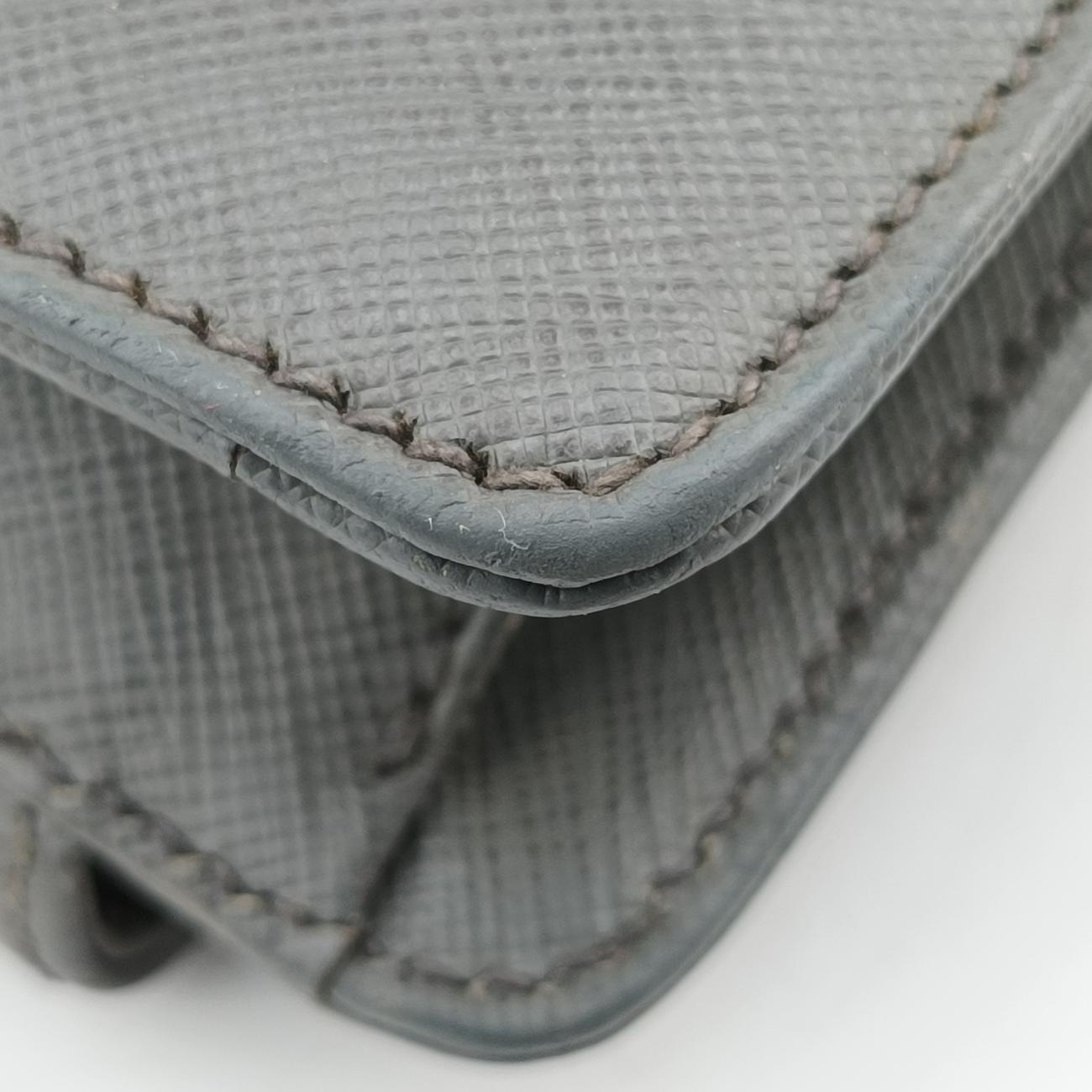 Triangle Logo Plate Grey Saffiano Leather 49三角 ロゴ プレート グレー サフィアーノレザー 49