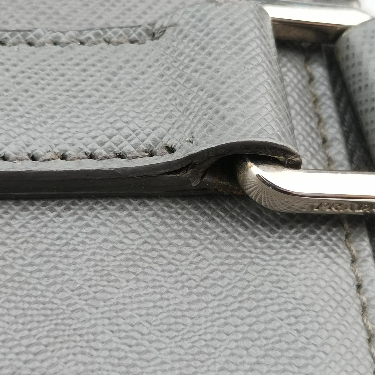 Triangle Logo Plate Grey Saffiano Leather 49三角 ロゴ プレート グレー サフィアーノレザー 49