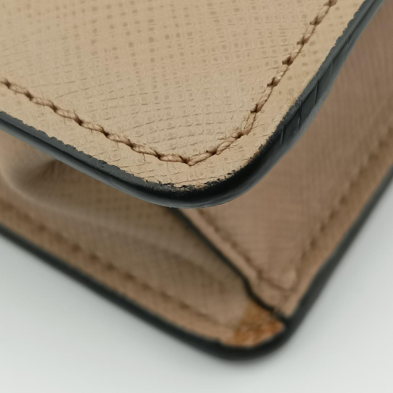 Turn lock Chevron Impunture Autre CuirBeigeSAFFIANO Leather1BD08959ターン ロックベージュサフィアーノレザー1BD08959